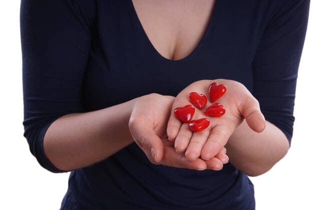 Frau zeigt Keramik Herzen Frau hält 5 rote Herzen aus Keramik in ihren Händen Copyright: xZoonar.com AxelxBueckertx 4387193 ,model released, Symbolfoto ,property released