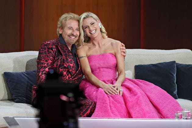 ZDF - Wetten, dass...? Fernsehmoderator Thomas Gottschalk und Fernsehmoderatorin Michelle Hunziker während der ZDF - Fernsehshow Wetten , dass...? am 19.11.2022 live aus Friedrichshafen. 20221119SBK0014 *** ZDF bets that TV host Thomas Gottschalk and TV host Michelle Hunziker during the ZDF TV show Wetten , dass on 19 11 2022 live from Friedrichshafen 20221119SBK0014