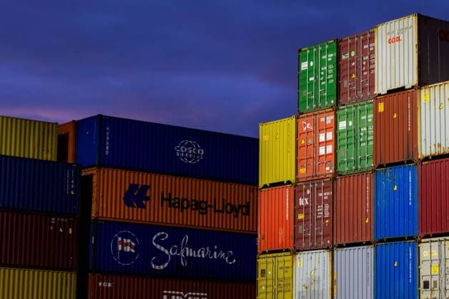 Großer Stapel von Schiffscontainern bzw. Lagercontainern im Hafen von Mannheim *** Large stack of shipping containers or storage containers in the port of Mannheim Copyright: xx