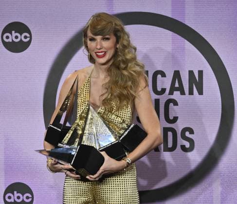 Entertainment Themen der Woche KW46 Entertainment Bilder des Tages Singer Taylor Swift appears backstage with her awards for Favorite Pop Album, Favorite Female Pop Artist, Favorite Music Video, Favorite Country Album, Favorite Female Country Artist, and Artist of the Year at the 50th annual American Music Awards at the Microsoft Theater in Los Angeles on Sunday, November 20, 2022.  LAP20221120801 JIMxRUYMEN