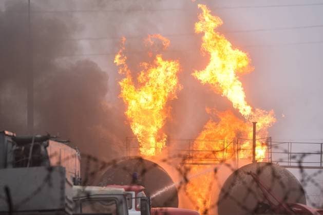 Ukraine-Krieg, Jahrestag der Invasion, Chronologie der Ereignisse, Archivbilder Bilder des Jahres, News 11 November News Themen der Woche KW47 News Bilder des Tages RUSSIA, MAKEYEVKA - NOVEMBER 21, 2022: An oil depot is hit by fire in Antropova Street in the Chervonogvardeisky District. Railroad tank cars were hit by fire after shelling by the Ukrainian Armed Forces. Nikolai Trishin TASS  56001861