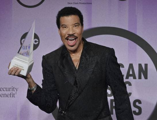 Lionel Richie appears backstage with his Icon Award during the 50th annual American Music Awards at the Microsoft Theater in Los Angeles on Sunday, November 20, 2022.  LAP20221120828 JIMxRUYMEN