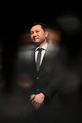 CANBERRA PRIME MINISTERS SCIENCE PRIZE, Frank Fenner Prize for Life Scientist of the Year Professor Si Ming Man poses for photographs at a media event at Parliament House in Canberra, Monday, November 21, 2022. ( NO ARCHIVING, EDITORIAL USE ONLY, NO USE IN BOOKS WITHOUT CONSENT CANBERRA ACT AUSTRALIA  Copyright: xLUKASxCOCHx 20221121001733139366