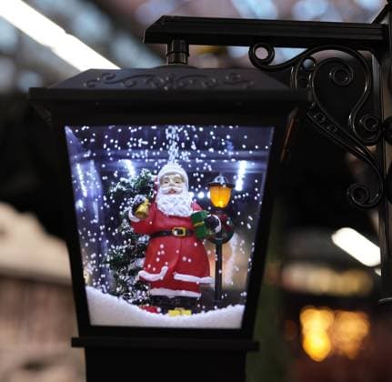 19.11.2022, Deutschland, NRW, Weihnachten, Handel, Advent, Nikolaus in einer beleuchteten Laterne, Schneeflocken, Weihnachtsdeko NRW Deutschland *** 19 11 2022, Germany, NRW, Christmas, trade, Advent, Santa Claus in a lighted lantern, snowflakes, Christmas decoration NRW Germany Copyright: xRalfxIbing SnowfieldxPhotographyx SF191122WeihnachtsdekoR08
