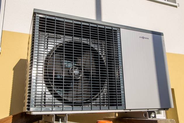Luft- und Wasserwärmepumpe Vitocal 200 vom Hersteller Viessmann an einem Wohnhaus *** Air and water heat pump Vitocal 200 from the manufacturer Viessmann on a residential house Copyright: xx