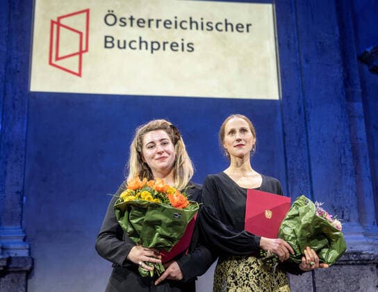 Bilder des Jahres 2022, Entertainment 11 November Entertainment Themen der Woche KW47 Entertainment Bilder des Tages 20221121 Verleihung Oesterreichischer Buchpreis 2022 WIEN, OESTERREICH - 21. NOVEMBER: Gewinnerin des Debutpreises Lena-Marie Biertimpel (Roman Luftpolster ) und Gewinnerin des Oesterr. Buchpreises Verena Rossbacher (Roan Mon ChÃ ri und unsere demolierten Seelen) bei Verleihung des Oesterreichischen Buchpreises 2022 im Casino am Schwarzenbergplatz am 21. November, 2022 in Wien, Oesterreich. 221121_SEPA_32_032 Copyright: xMartinxJuenx SEPAxMedia