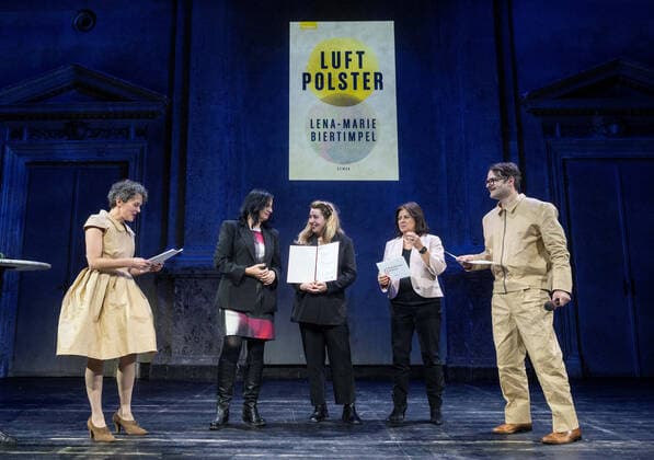 20221121 Verleihung Oesterreichischer Buchpreis 2022 WIEN, OESTERREICH - 21. NOVEMBER: Verleihung des Debutpreises. Moderation Schauspielerin Dorothee Hartinger, Staatssekretaerin fuer Kunst und Kultur Andrea Mayer, Ausgezeichnete Lena-Marie Biertimpel, Praesidentin der Arbeiterkammer Renate Anderl und Moderator Autor Philipp Hauss bei Verleihung des Oesterreichischen Buchpreises 2022 im Casino am Schwarzenbergplatz am 21. November, 2022 in Wien, Oesterreich. 221121_SEPA_32_033 Copyright: xMartinxJuenx SEPAxMedia