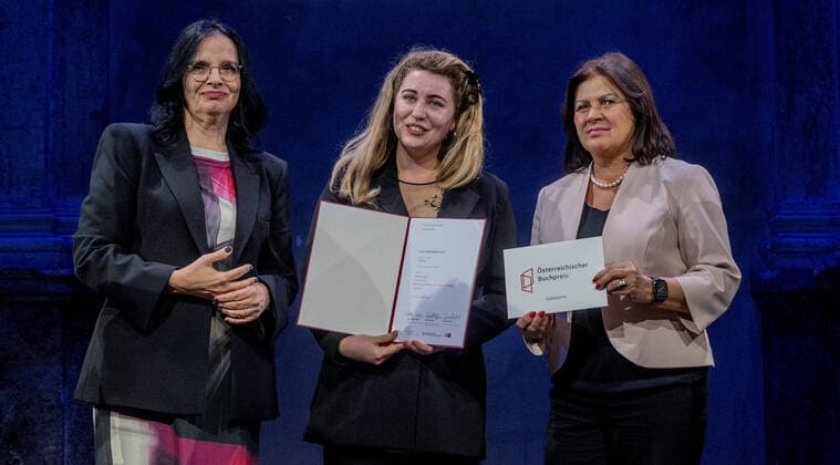 20221121 Verleihung Oesterreichischer Buchpreis 2022 WIEN, OESTERREICH - 21. NOVEMBER: Verleihung des Debutpreises. Staatssekretaerin fuer Kunst und Kultur Andrea Mayer, Ausgezeichnete Lena-Marie Biertimpel und Praesidentin der Arbeiterkammer Renate Anderl bei Verleihung des Oesterreichischen Buchpreises 2022 im Casino am Schwarzenbergplatz am 21. November, 2022 in Wien, Oesterrich. 221121_SEPA_32_034 Copyright: xMartinxJuenx SEPAxMedia