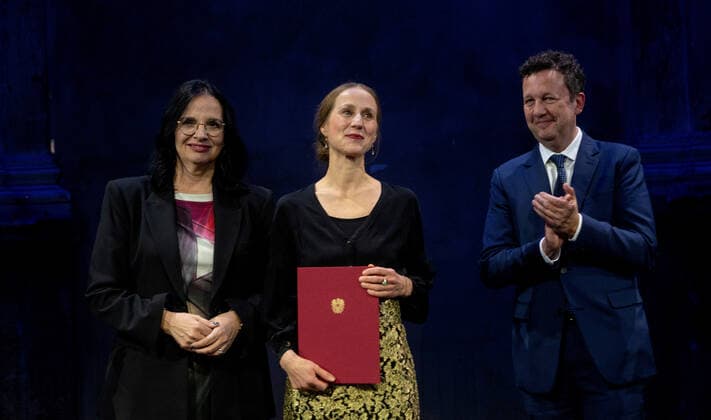 20221121 Verleihung Oesterreichischer Buchpreis 2022 WIEN, OESTERREICH - 21. NOVEMBER: Staatssekretaerin fuer Kunst und Kultur Andrea Mayer, mit dem oesterr. Buchpreis ausgezeichnete Autorin Verena Rossbacher (Roman Mon Cheri und unsere demolierten Seelen ) und Praesident des Hauptverbamds des oesterreichschen Biuchhandels Benedikt Foeger bei Verleihung des Oesterreichischen Buchpreises 2022 im Casino am Schwarzenbergplatz am 21. November, 2022 in Wien, Oesterreich. 221121_SEPA_32_039 Copyright: xMartinxJuenx SEPAxMedia