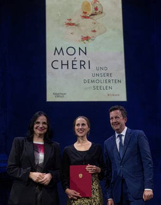 20221121 Verleihung Oesterreichischer Buchpreis 2022 WIEN, OESTERREICH - 21. NOVEMBER: Staatssekretaerin fuer Kunst und Kultur Andrea Mayer, mit dem oesterr. Buchpreis ausgezeichnete Autorin Verena Rossbacher (Roman Mon Cheri und unsere demolierten Seelen ) und Praesident des Hauptverbamds des oesterreichschen Biuchhandels Benedikt Foeger bei Verleihung des Oesterreichischen Buchpreises 2022 im Casino am Schwarzenbergplatz am 21. November, 2022 in Wien, Oesterreich. 221121_SEPA_32_040 Copyright: xMartinxJuenx SEPAxMedia