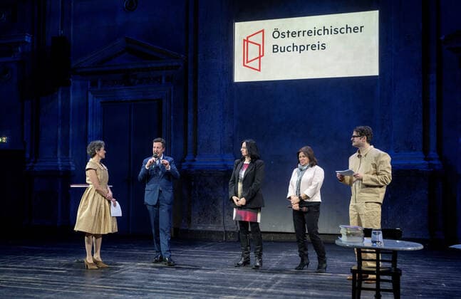20221121 Verleihung Oesterreichischer Buchpreis 2022 WIEN, OESTERREICH - 21. NOVEMBER: Moderatorin Schauspielerin Dorothee Hartinger, Praesident des Hauptverbands des Oesterreichischen Buchhandels Benedik Foeger, Staatssekretaerin fuer Kunst und Kultur Andrea Mayer, Praesidentin der Arbeiterkammer Renate Anderl und Moderator Schauspieler Philipp Hauss bei der Verleihung des Oesterreichischen Buchpreises 2022 im Casino am Schwarzenbergplatz am 21. November, 2022 in Wien, Oesterreich. 221121_SEPA_32_049 Copyright: xMartinxJuenx SEPAxMedia