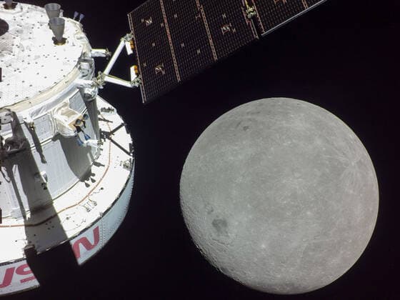 Bilder des Jahres, News 11 November News Themen der Woche KW47 News Bilder des Tages USA, Artemis 1 Mission der NASA - Bilder von Rückseite des Mondes A portion of the far side of the Moon looms large just beyond the Orion spacecraft in this image taken on November 21, 2022, the sixth day of the Artemis I mission by a camera on the tip of one of Orion s solar arrays. The spacecraft entered the lunar sphere of influence Sunday, November 20, making the Moon instead of Earth the main gravitational force acting on the spacecraft. On Monday, November 21, it came within 80 miles of the lunar surface, the closest approach of the uncrewed Artemis I mission before moving into a distant retrograde orbit around the Moon. Artemis I, the first spaceflight in NASA s Artemis program, successfully launched from Kennedy Space Center on November 16 on a planned 25-day mission. NASA  WAX2022112103 NASA
