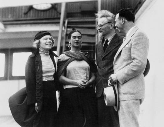 RECORD DATE NOT STATED Leon Trotsky with his wife Natalia Sedova and Mexican artist Frida Kahlo, 1937. Artist: Unknown Copyright:x?xFinexArtxImages HeritagexImagesx IMAGO ,2548291 ! ACHTUNG: AUFNAHMEDATUM GESCHÄTZT!  Copyright:?xFinexArtxImages HeritagexImagesx IMAGO