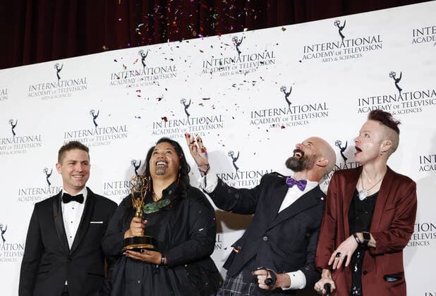 Bilder des Jahres 2022, Entertainment 11 November Entertainment Themen der Woche KW47 Craig Gainsborough-Waring (L), Cole Meyers (R) and director Max Currie (2nd R) pose with their award for Best Short-Form Series for Rurangi at the 50th International Emmy Awards in New York City on Monday, November 21, 2022.  NYP20221121346 JOHNxANGELILLO