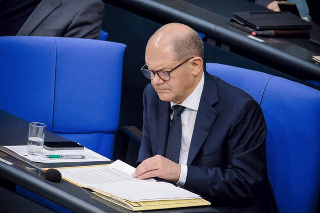 News Bilder des Tages Olaf Scholz (SPD), Bundeskanzler, aufgenommen auf der Regierungsbank im Deutschen Bundestag. Berlin, 22.11.2022 Berlin Deutschland *** Olaf Scholz SPD , Federal Chancellor, taken on the government bench in the German Bundestag Berlin, 22 11 2022 Berlin Germany Copyright: xThomasxTrutschel photothek.dex
