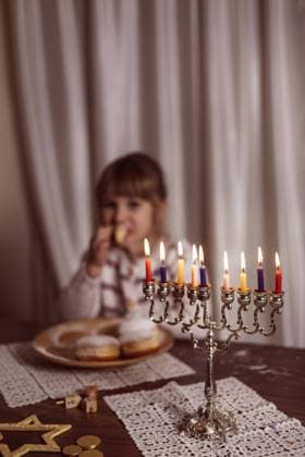 family celebration of the Jewish holiday Hanukkah at home Frankfurt, Hessen, Germany CR_ZQTX221121A2-1072687-01 ,model released, Symbolfoto