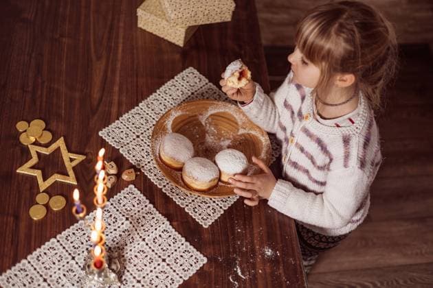 family celebration of the Jewish holiday Hanukkah at home Frankfurt, Hessen, Germany CR_ZQTX221121A2-1072737-01 ,model released, Symbolfoto