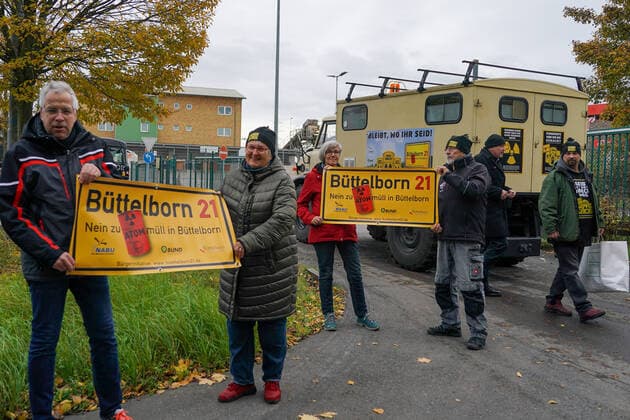 Protest der BI Büttelborn 21 gegen die Einlagerung von freigemessenen Abfällen aus Biblis - Büttelborn 22.11.2022: Protest an der Deponie gegen die Zuweisung von freigemessenen Abfällen aus dem AKW Biblis *** Protest of BI Büttelborn 21 against the storage of free-measured waste from Biblis Büttelborn 22 11 2022 Protest at the landfill against the allocation of free-measured waste from the nuclear power plant Biblis