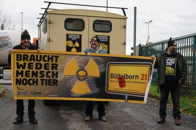 News Bilder des Tages Protest der BI Büttelborn 21 gegen die Einlagerung von freigemessenen Abfällen aus Biblis - Büttelborn 22.11.2022: Protest an der Deponie gegen die Zuweisung von freigemessenen Abfällen aus dem AKW Biblis *** Protest of BI Büttelborn 21 against the storage of free-measured waste from Biblis Büttelborn 22 11 2022 Protest at the landfill against the allocation of free-measured waste from the nuclear power plant Biblis