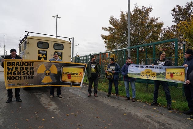 Protest der BI Büttelborn 21 gegen die Einlagerung von freigemessenen Abfällen aus Biblis - Büttelborn 22.11.2022: Protest an der Deponie gegen die Zuweisung von freigemessenen Abfällen aus dem AKW Biblis *** Protest of BI Büttelborn 21 against the storage of free-measured waste from Biblis Büttelborn 22 11 2022 Protest at the landfill against the allocation of free-measured waste from the nuclear power plant Biblis