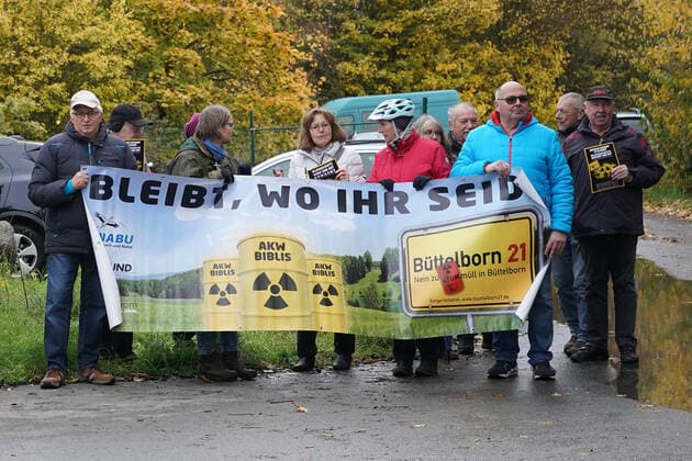 Protest der BI Büttelborn 21 gegen die Einlagerung von freigemessenen Abfällen aus Biblis - Büttelborn 22.11.2022: Protest an der Deponie gegen die Zuweisung von freigemessenen Abfällen aus dem AKW Biblis *** Protest of BI Büttelborn 21 against the storage of free-measured waste from Biblis Büttelborn 22 11 2022 Protest at the landfill against the allocation of free-measured waste from the nuclear power plant Biblis