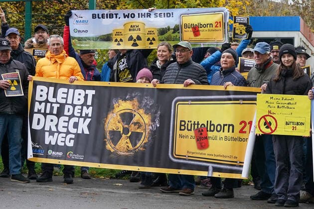 Büttelborner Bürger und die BI Büttelborn 21 protestieren gegen die Zuweisung von Atommüll - Büttelborn 22.11.2022: Protest an der Deponie gegen die Zuweisung von freigemessenen Abfällen aus dem AKW Biblis *** Büttelborn citizens and the BI Büttelborn 21 protest against the allocation of nuclear waste Büttelborn 22 11 2022 Protest at the landfill against the allocation of released waste from the nuclear power plant Biblis