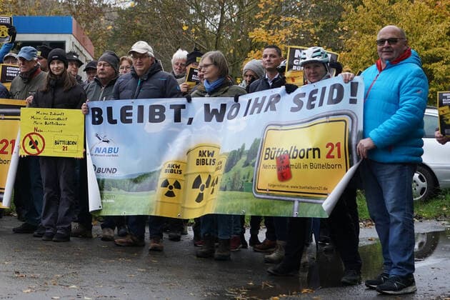 Protest der BI Büttelborn 21 gegen die Einlagerung von freigemessenen Abfällen aus Biblis - Büttelborn 22.11.2022: Protest an der Deponie gegen die Zuweisung von freigemessenen Abfällen aus dem AKW Biblis *** Protest of BI Büttelborn 21 against the storage of free-measured waste from Biblis Büttelborn 22 11 2022 Protest at the landfill against the allocation of free-measured waste from the nuclear power plant Biblis