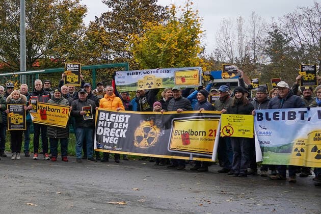 Büttelborner Bürger und die BI Büttelborn 21 protestieren gegen die Zuweisung von Atommüll - Büttelborn 22.11.2022: Protest an der Deponie gegen die Zuweisung von freigemessenen Abfällen aus dem AKW Biblis *** Büttelborn citizens and the BI Büttelborn 21 protest against the allocation of nuclear waste Büttelborn 22 11 2022 Protest at the landfill against the allocation of released waste from the nuclear power plant Biblis