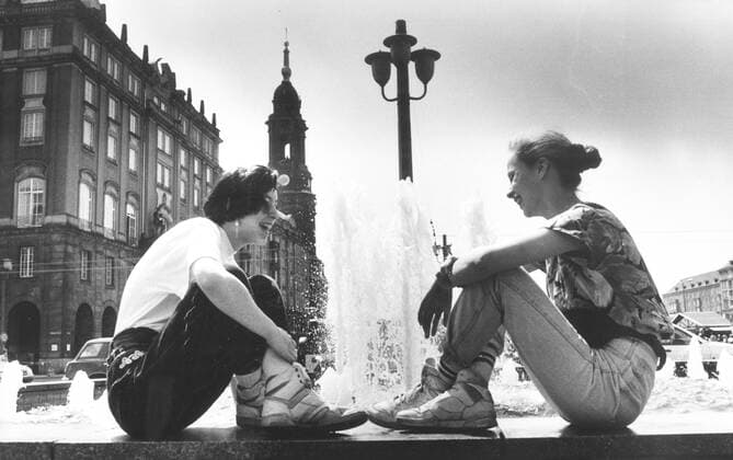 Dresden, historisch, Wohngebiete, Statdteile, Straßen, Plätze: Altmarkt, Atmosphäre, zwei fröhliche junge Frauen am Brunnenrand, im Hintergrund die Kreuzkirche, 14.05.1992. Veröffentlichung in Sächsische Zeitung am 16.05.1992: Muntere Brunnengeschichten für pflastermüde Mädchen. Ein Schwatz am kühlenden Springbrunnen belebt so manche heiße Geschichte nach anstrengendem City Spaziergang. *** Dresden, historical, residential areas, districts, roads, Seats old market, The atmosphere, Two Happy Boy Women on fountain edge, at Background the cross church, 14 05 1992 Publication in Saxon Newspaper on 16 05 1992 Muntere fountain stories for Pflastermüde Girls a Chat on cool Fountains enlivens SO Manche hot History to stressful Ci Copyright: xSZ MarionxGröningx 0000010103160873