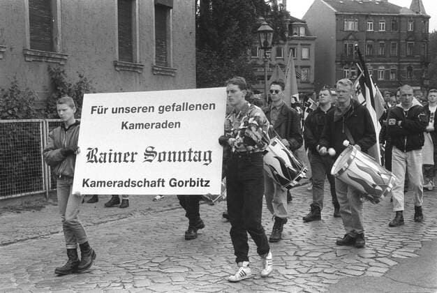 Sachsen, historisch, Politik, Politiker, politische Institutionen: Beisetzung des berüchtigten Dresdner Neonazis Rainer Sonntag auf dem Friedhof Kesselsdorfer Straße. Rainer Sonntag war bei Auseinandersetzungen im Rotlichtmilieu vor dem damaligen Kino Faunpalast auf der Leipziger Straße erschossen worden. 15.06.1991. Klaus Thiere *** Saxony, historical, Politics, Politician, political Institutions Burial of infamous Dresdner Neo-Nazis Rainer Sunday at the Cemetery Kesselsdorfer Street Rainer Sunday was at Disputes at Red light milieu before the then Cinema fauna palace at the Leipzig Street shot has been 15 06 1991 Klaus Animals Copyright: xSZ KlausxThierex 0000010104136008