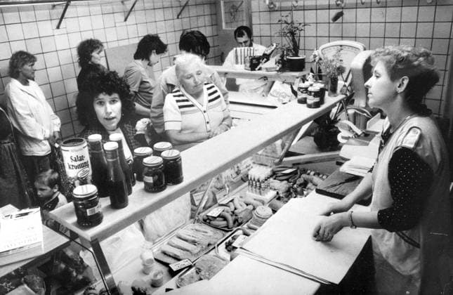 Sachsen, DDR, historisch, Handel, Einzelhandel, Versorgung, Geschäfte, Kaufhäuser, Einkaufen: Dresden, Zwickauer Straße, Fleischerei Schmidt 10.07.1990. Veröffentlichung in Sächsische Zeitung am 12.07.1990: Kunden klagen über zu hohe Fleischpreise. HO-Fleischer würden teurer verkaufen als private. ging am Dienstag der Frage nach. Der private Handwerksbetrieb Schmidt auf der Zwickauer Straße 160 verlangt pro Kilo Schnitzel 13,05 DM, Rouladen 19,80 DM, Rinderschmorfleisch 16,50 DM, Hackepeter 10,00 DM und Schabefleisch 16,50 DM. Damit richtet sich die Fleischerei, so Silke Schmidt, die Frau des Meisters, nach den Preisvorgaben der ELG. Wir möchten auf alle Fälle unseren Kundenkreis halten, vielleicht noch erweitern , meint die junge Frau Copyright: xSZ WaltrautxKossackx 0000010120710833