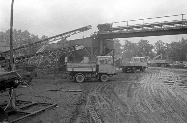 DDR, Sachsen, historisch, Wirtschaft, Volkswirtschaft, Betriebe (VEB Volkseigene Betriebe): Dresdner Kohlehandel, Betriebsteil Pirna, Arbeitsalltag, Beladen Multicar über Förderband. August 1987. Veröffentlichung in Sächsische Zeitung am 21.08.1987: Der nächste Winter kommt sicher. Einer der fünf Betriebsteile des Dresdner Kohlehandels ist der in Pirna. Hier kommt an jedem Tag ein Güterzug des Braunkohlenkombinats Schwarze Pumpe an, aus dem bis zu 600 Tonnen Briketts und 200 Tonnen Klarkohle entladen werden müssen. Insgesamt sind es 1.100 Tonnen, die von den über 100 Kohlearbeitern mit Groß- und Kleinfahrzeugen, vom Skoda, W 5O, Robur bis zum Multicar verteilt werden. Allein 25.000 Haushalte im Raum Pirna, Sebnitz und Dresden-Ost we Copyright: xSZ GunterxHübnerx 0000010121133586 ! ACHTUNG Aufnahmedatum laut Beschriftung