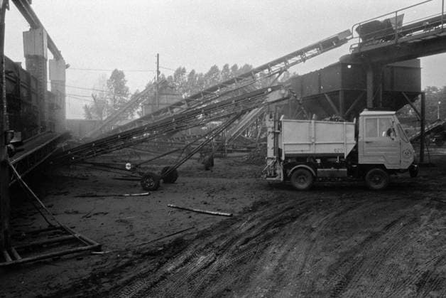 DDR, Sachsen, historisch, Wirtschaft, Volkswirtschaft, Betriebe (VEB Volkseigene Betriebe): Dresdner Kohlehandel, Betriebsteil Pirna, Arbeitsalltag, Beladen Multicar über Förderband, August 1987. Veröffentlichung in Sächsische Zeitung am 21.08.1987: Der nächste Winter kommt sicher. Einer der fünf Betriebsteile des Dresdner Kohlehandels ist der in Pirna. Hier kommt an jedem Tag ein Güterzug des Braunkohlenkombinats Schwarze Pumpe an, aus dem bis zu 600 Tonnen Briketts und 200 Tonnen Klarkohle entladen werden müssen. Insgesamt sind es 1.100 Tonnen, die von den über 100 Kohlearbeitern mit Groß- und Kleinfahrzeugen, vom Skoda, W 5O, Robur bis zum Multicar verteilt werden. Allein 25.000 Haushalte im Raum Pirna, Sebnitz und Dresden-Ost w Copyright: xSZ GunterxHübnerx 0000010121133599 ! ACHTUNG Aufnahmedatum laut Beschriftung