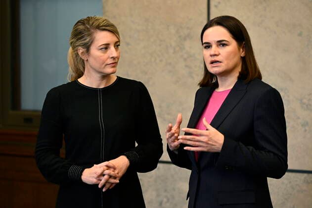 News Bilder des Tages November 22, 2022, Ottawa, ON, CAN: Canada s Minister of Foreign Affairs Melanie Joly, left, listens as Opposition Leader of Belarus Sviatlana Tsikhanouskaya speaks during a photo opportunity on Parliament Hill, in Ottawa, on Tuesday, Nov. 22, 2022. Ottawa CAN - ZUMAc35_ 20221122_zaf_c35_053 Copyright: xJustinxTangx