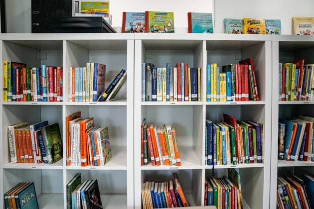 Symbolbild Kinderbuecher Symbolfoto Regal voller Kinderbuecher und sortiert nach Autor im Lesebereich einer Grundschule Deutschland *** Symbol image children books symbol photo shelf full of childrens books and sorted by author in the reading area of an elementary school Germany
