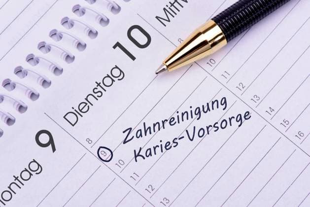 Zahnreinigung und Karies-Vorsorge als Eintrag im Terminkalender Zahnreinigung und Karies-Vorsorge als Eintrag im Terminkalender Copyright: xZoonar.com Wolfilserx 10012163