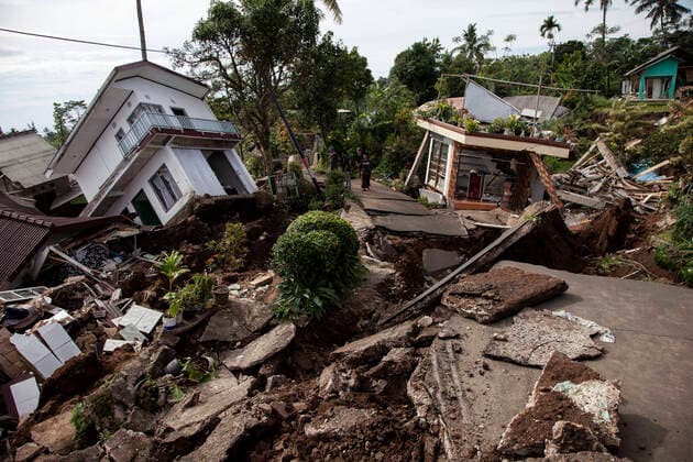 Bilder des Jahres, News 11 November News Themen der Woche KW47 News Bilder des Tages M 5.6 Earthquake Aftermath In West Java The view of Sarampad village after hit by M 5.6 earthquake in Cianjur, West Java province, on Wednesday, November 23, 2022. The M 5.6 earthquake shook some areas in Cianjur city, on Monday, Nov 21, which was felt in the capital city of Jakarta, and other areas such as Tangerang, Bekasi, Bogor, and Depok, caused at least more than 250 fatalities, and hundreds others were injured, as well as damaging buildings and infrastructure. Cianjur Indonesia  Copyright: xAdityaxIrawanx originalFilename: irawan-theviewo221123_npVRC.jpg