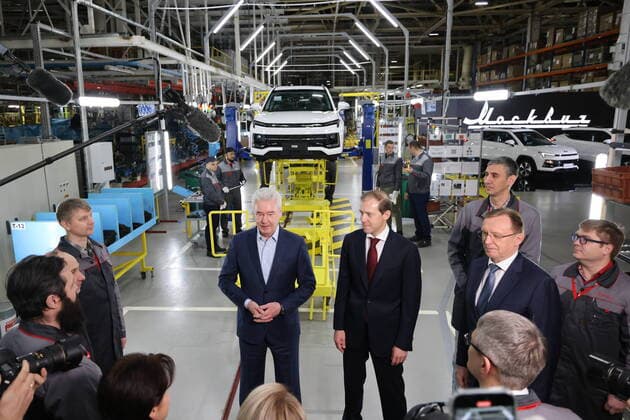 Bilder des Jahres, News 11 November News Themen der Woche KW47 RUSSIA, MOSCOW - NOVEMBER 23, 2022: Moscow Mayor Sergei Sobyanin, Denis Manturov, Russia s Deputy Prime Minister Industry and Trade Minister, and Kamaz CEO Sergei Kogogin (L-R middle) visit Moscow Automobile Plant Moskvich (MAZ Moskvich). The French carmaker Renault handed over its Russian businesses to the Russian government in May as well as its Moscow factory, later renamed to Moskvich, to the cityâ€™s government. The enterprise plans to produce the first 600 vehicles this year, including 200 electric cars, and ramp up production to 50,000 in 2023 and 100,000 in 2024, with electric cars to account for a fifth of each annual figure. Anton Novoderezhkin TASS  56038774