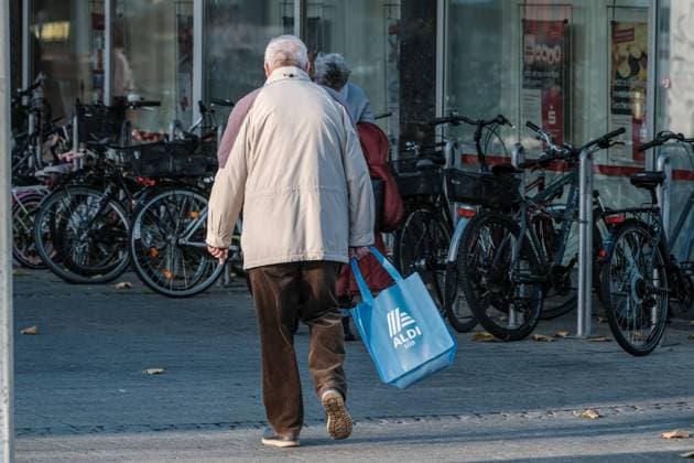 Düsseldorf 23.11.2022 Rentner Renten Altersrenten Überalterung Rentensystem Senior Senioren Rentner Rentnerin Rente Pension Pensionär Lebensabend Altersruhestand Frührentner Rentenversicherung Altersarmut Einkaufen Einkaufstasche Tragetasche Lebensmittelinflation leerer Beutel Aldi Süd Lebensmittel Discounter Supermarkt Düsseldorf Nordrhein-Westfalen Deutschland *** Dusseldorf 23 11 2022 pensioner pensions old age pension overage pension system senior senior citizen pensioner pensioner pensioner pensioner retirement retirement early retirement pensioner pension insurance old age poverty shopping shopping bag carrier bag food inflation empty bag Aldi Süd food discounter supermarket Dusseldorf North Rhine Westphalia Germany