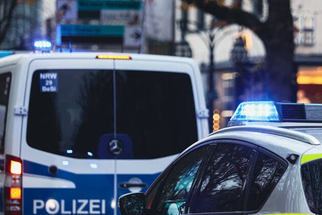 Blaulicht bei Polizeieinsatz Symbolbild Blaulicht und Polizei. * Symbol image Blue light of a police patrol car. Düsseldorf Nordrhein-Westfalen Germany Copyright: xPieroxNigrox