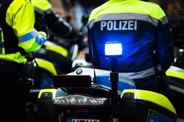 Blaulicht bei Polizeieinsatz Symbolbild Blaulicht und Polizei. * Symbol image Blue light of a police patrol car. Düsseldorf Nordrhein-Westfalen Germany Copyright: xPieroxNigrox