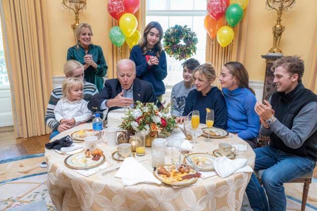 November 20, 2022, Washington, DC, United States: U.S. President Joe Biden blows out a birthday candle along with First Lady Jill Biden and family members as they celebrate the 80th birthday of the president with a brunch in the residence of the White House, November 20, 2022, in Washington, D.C. Washington United States - ZUMAp138 20221120_zaa_p138_003 Copyright: xAdamxSchultz WhitexHousex