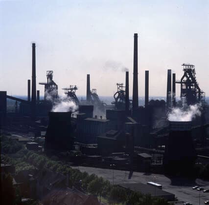 Die imposante Industriekulisse der Thyssen-Krupphütte 1991 DEU, Deutschland, Duisburg: Die imposante Industriekulisse der Thyssen-Krupphütte in Duisburg, hier am 07.08.1991 , beindruckt den Fotografen weniger jedoch die Anwohner des Duisburger Stadtteils. DEU, Germany, Duisburg: The imposing industrial backdrop of the Thyssen-Krupphütte in Duisburg, here on August 7, 1991, impresses the photographer less than the residents of the Duisburg dis Nordrhein-Westfalen *** The imposing industrial backdrop of the Thyssen Krupphütte in Duisburg, here on August 7, 1991, impresses the photographer less than the residents of the Duisburg district DEU, Germany, Duisburg The imposing industrial backdrop of the Thyssen Krupphütte in Duisburg, here on