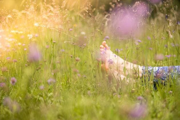 Enjoying a summer day: Young girl with yoga pants is lying in the green grass Young girl in park is lying in the grass, enjoying the day Copyright: xZoonar.com PatrickxDaxenbichlerx 16742819 ,model released, Symbolfoto ,property released