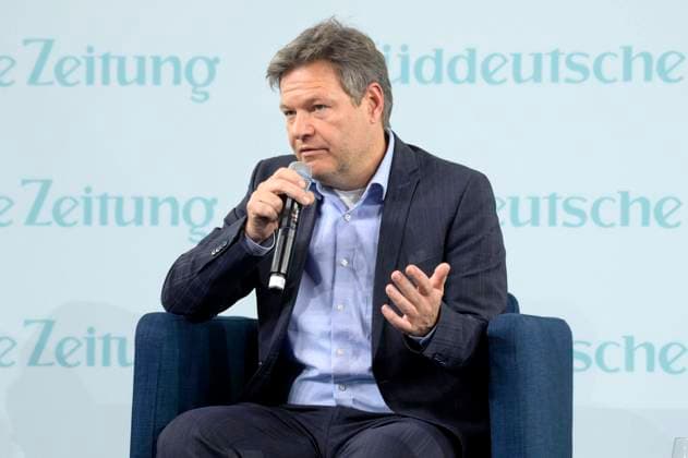 News Bilder des Tages Robert Habeck beim 16. Wirtschaftsgipfel der Süddeutschen Zeitung im Hotel Adlon. Berlin, 23.11.2022 *** Robert Habeck at the 16 Business Summit of the Süddeutsche Zeitung at the Hotel Adlon Berlin, 23 11 2022 Foto:xF.xKernx xFuturexImage