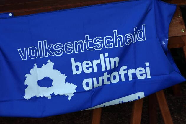 GLOBALER KLIMASTREIK AM 23. SEPTEMBER - GER, Germany, Deutschland, Berlin, 23.09.2022 - Berlin-Mitte: Mit einer weltweiten Protestaktion geht die Jugendbewegung FRIDAYS FOR FUTURE unterstützt von diversen gesamtgesellschaftlichen Bündnissen auf die Straße. Unter dem Motto: PeopleNotProfit fordert Fridays for Future am 23. September 2022 auf allen Kontinenten und überall in Deutschland ein, dass die Politik nicht mehr länger Konzerninteressen über Menschenleben stellt. In Berlin kommen zehntausende Demonstranten im Invalidenpark zu einer Auftaktkundgebung zusammen, um anschließend in einem großen Protestzug durch das Regierungsviertel zu ziehen. Danach versammeln sich die Protestierenden zu einer Abschlusskundgebung wieder im Invalidenpark.