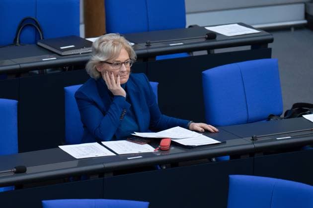 Bundesverteidigungsministerin Christine Lambrecht Sitzung des Bundestags am 23.11.2022, Bundesverteidigungsministerin Christine Lambrecht auf der Regierungsbank alleine Berlin Berlin GER *** Federal Minister of Defense Christine Lambrecht meeting of the Bundestag on 23 11 2022, Federal Minister of Defense Christine Lambrecht on the government bench alone Berlin Berlin GER