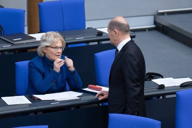 Bundesverteidigungsministerin Lambrecht und Bundeskanzler Scholz Sitzung des Bundestags am 23.11.2022, Bundesverteidigungsministerin Christine Lambrecht und Bundeskanzler Olaf Scholz, Regierungsbank Berlin Berlin GER *** Federal Minister of Defense Lambrecht and Chancellor Scholz meeting of the Bundestag on 23 11 2022, Federal Minister of Defense Christine Lambrecht and Chancellor Olaf Scholz, government bench Berlin Berlin GER