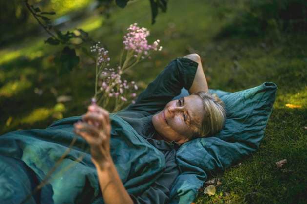 IMAGO Creative: Gesundheit, Stille Contemplative mature woman lying in garden model released, Symbolfoto property released, RIBF01158