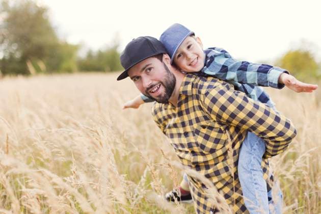 Father and son having fun at field model released, Symbolfoto, ONAF00174